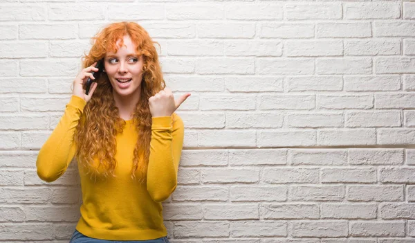 Jonge Roodharige Vrouw Stond Bakstenen Muur Praten Telefoon Wijzen Tonen — Stockfoto