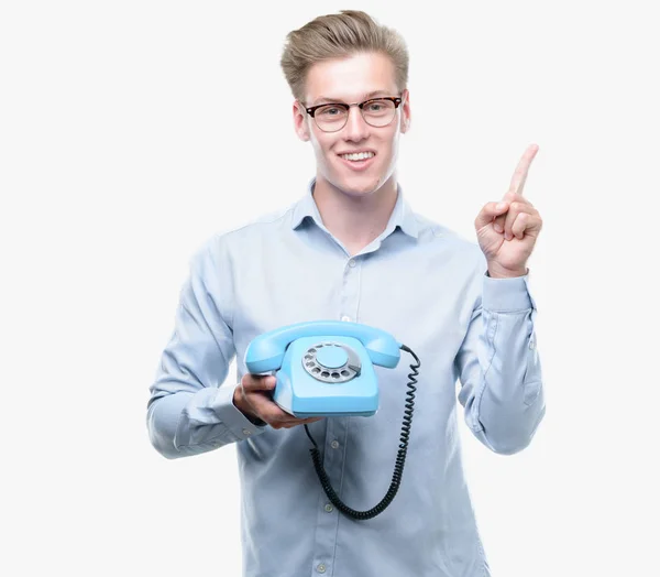 Ung Snygg Blond Man Håller Vintage Telefon Mycket Glad Pekar — Stockfoto