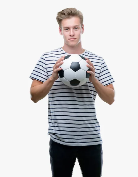 Jovem Bonito Loiro Homem Segurando Bola Futebol Com Uma Expressão — Fotografia de Stock