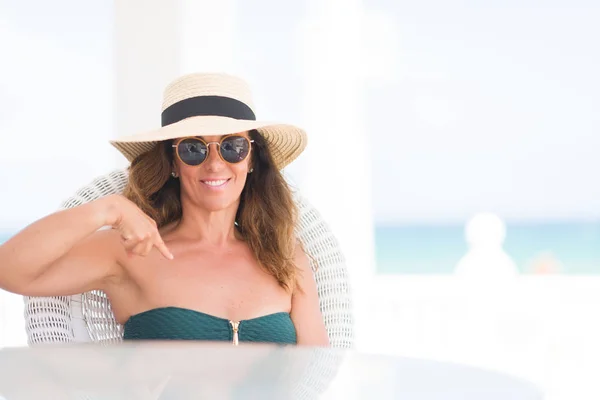 Middelbare Leeftijd Brunette Vrouw Zitten Aan Tafel Aan Het Strand — Stockfoto