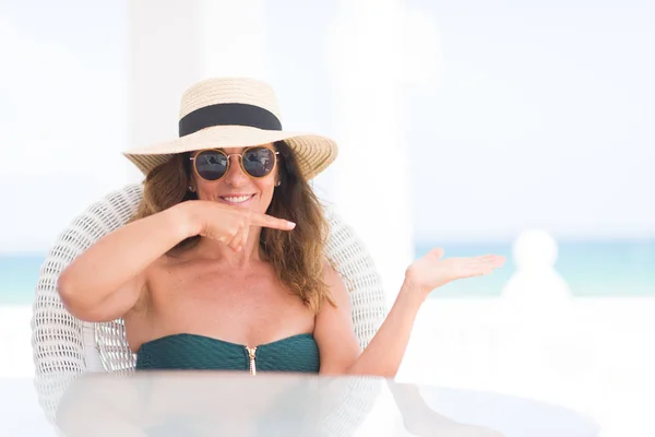 Brünette Frau Mittleren Alters Sitzt Tisch Strand Und Zeigt Glücklich — Stockfoto