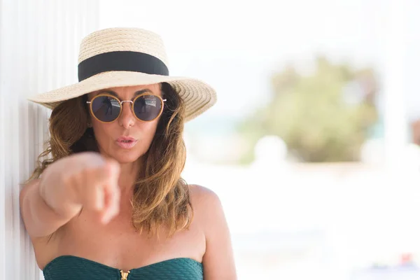 Mujer Morena Mediana Edad Con Gafas Sol Sombrero Verano Señalando — Foto de Stock