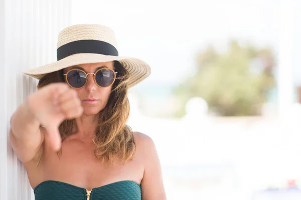 Mujer Morena Mediana Edad Con Gafas Sol Sombrero Verano Con — Foto de Stock