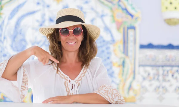 Middelbare Leeftijd Brunette Vrouw Zitten Aan Tafel Met Kleurrijke Achtergrond — Stockfoto