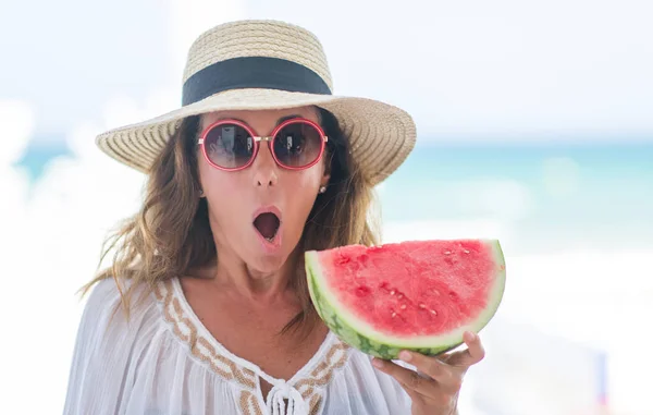 Brünette Frau Mittleren Alters Meer Die Wassermelone Isst Erschrocken Mit — Stockfoto
