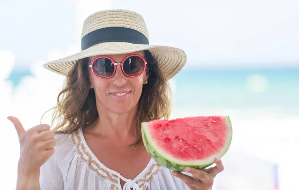 Brunette Vrouw Van Middelbare Leeftijd Door Zee Eten Watermeloen Wijzen — Stockfoto