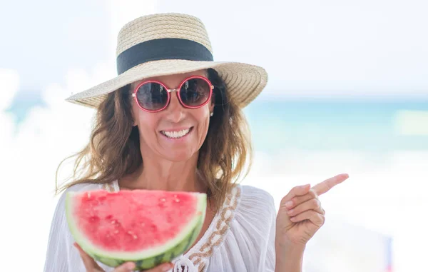 Mujer Morena Mediana Edad Junto Mar Comiendo Sandía Muy Feliz —  Fotos de Stock