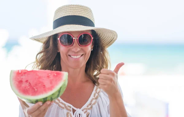 Brunette Vrouw Van Middelbare Leeftijd Door Zee Eten Watermeloen Blij — Stockfoto