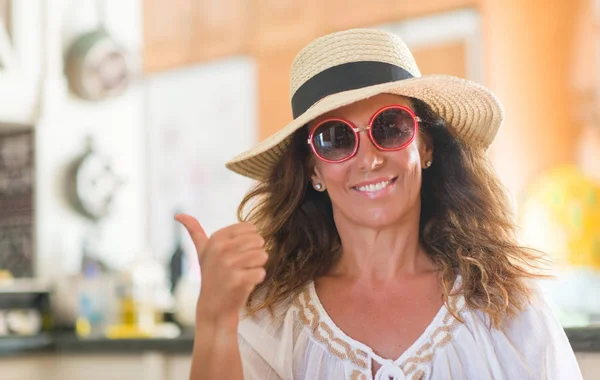 笑顔の サイン 優秀な兆候を親指をやって幸せな休暇に夏帽子を着て中年ブルネットの女性 — ストック写真