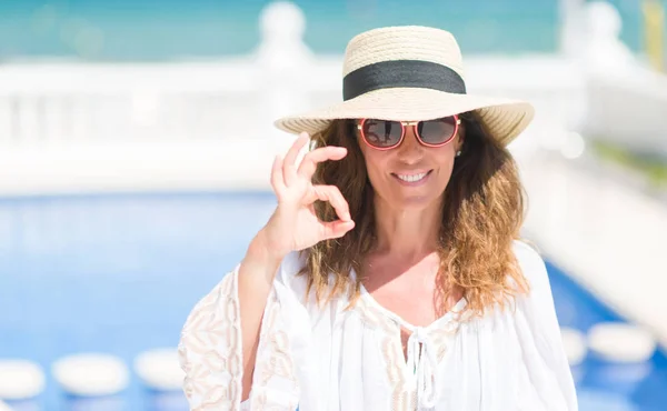 Brünette Frau Mittleren Alters Pool Tut Zeichen Mit Den Fingern — Stockfoto