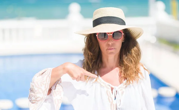 Brünette Frau Mittleren Alters Pool Mit Überraschendem Gesicht Das Mit — Stockfoto