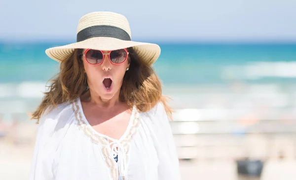 Brünette Frau Mittleren Alters Mit Sommermütze Urlaub Strand Erschrocken Mit — Stockfoto