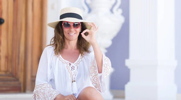 Brunette Vrouw Van Middelbare Leeftijd Zomer Hoed Dragen Vakanties Doen — Stockfoto