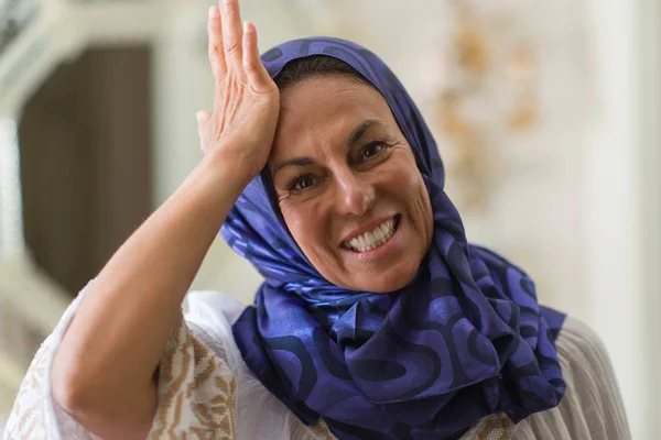 Średnim Wieku Brunetka Kobieta Arabian Noszenie Hidżabu Kolorowe Podkreślił Ręki — Zdjęcie stockowe