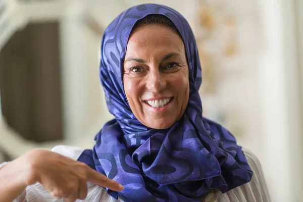 Średnim Wieku Brunetka Kobieta Arabian Noszenie Hidżabu Kolorowy Niespodzianka Twarzy — Zdjęcie stockowe