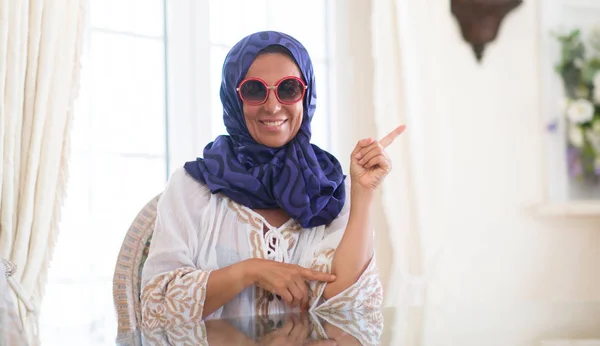 Mulher Árabe Morena Meia Idade Vestindo Hijab Colorido Casa Luxo — Fotografia de Stock