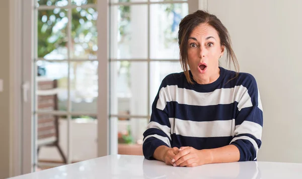 Middle Aged Woman Scared Shock Surprise Face Afraid Excited Fear — Stock Photo, Image