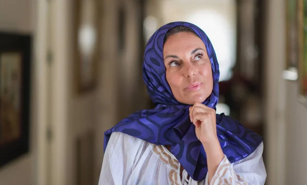 Średnim Wieku Brunetka Arabskich Kobiety Sobie Kolorowy Hidżab Poważny Wyraz — Zdjęcie stockowe