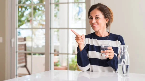 Donna Mezza Età Che Beve Bicchiere Acqua Molto Felice Indicando — Foto Stock