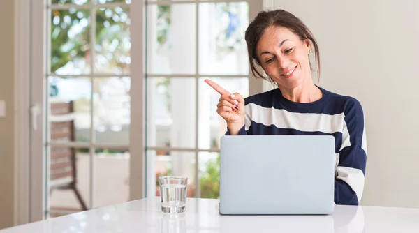 Middle Aged Woman Using Laptop Home Very Happy Pointing Hand — Stock Photo, Image