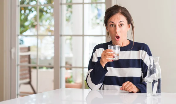 Frau Mittleren Alters Trinkt Ein Glas Wasser Erschrocken Mit Einem — Stockfoto