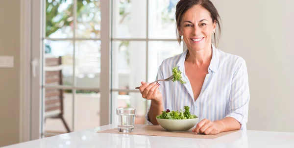 Midden Leeftijd Vrouw Frisse Salade Eten Een Kom Thuis Met — Stockfoto