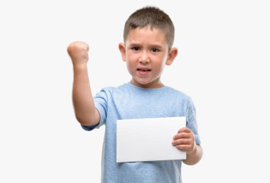 Koyu saçlı küçük çocuk boş bir kart tutan rahatsız ve boşa çıkarmak ile öfke, çılgın da yükseltilmiş el ile bağırmaya kavramı öfke