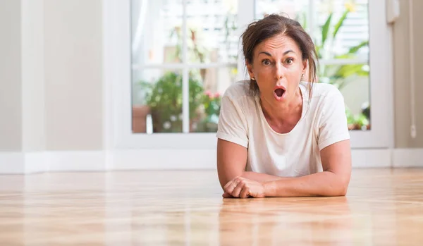 Mujer Mediana Edad Asustada Shock Con Una Cara Sorpresa Asustada —  Fotos de Stock