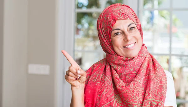 Orta Yaşlı Müslüman Kadının Parmak Ile Tarafına Işaret Çok Mutlu — Stok fotoğraf