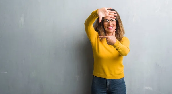 Donna Ispanica Mezza Età Sopra Muro Grigio Con Gli Occhiali — Foto Stock