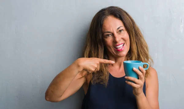 Mujer Hispana Mediana Edad Pie Sobre Pared Grunge Gris Bebiendo — Foto de Stock