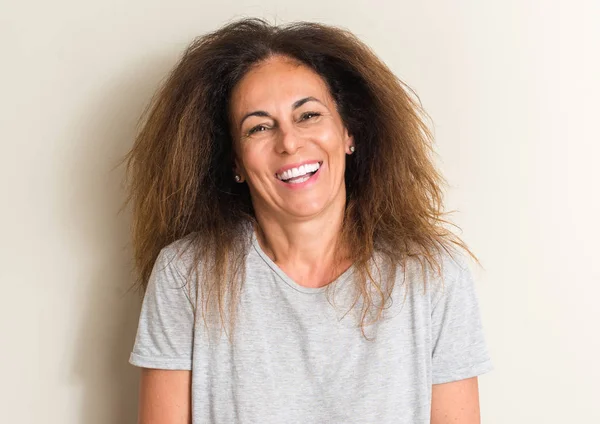 Zvlněné Vlasy Brazilská Žena Šťastná Tvář Stál Usmíval Důvěřivým Úsměvem — Stock fotografie