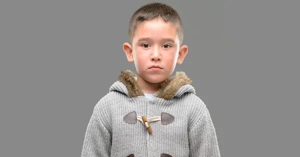 Niño Cabello Oscuro Que Lleva Abrigo Con Una Expresión Segura — Foto de Stock