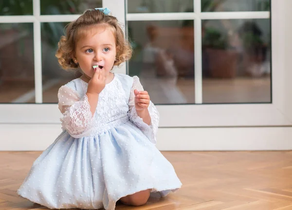 Beautiful Blond Child Dress Eating Candy Sitting Floor Home — Stock Photo, Image