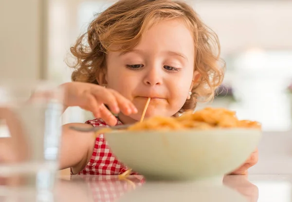 Güzel Sarışın Çocuk Evde Elleriyle Spagetti Yemek — Stok fotoğraf