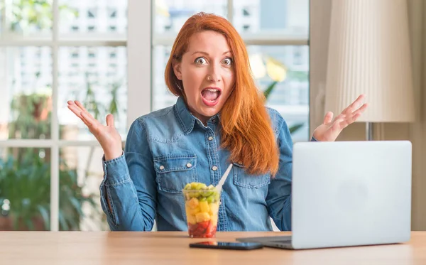 Rödhårig Kvinna Använder Dator Laptop Äta Frukt Hemma Mycket Glad — Stockfoto
