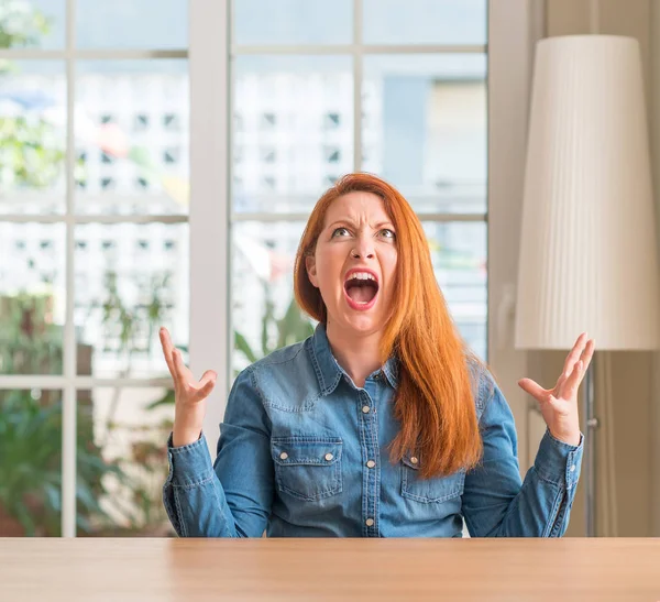 Κοκκινομάλλης Γυναίκα Στο Σπίτι Τρελό Και Τρελών Φωνάζοντας Και Φωνάζοντας — Φωτογραφία Αρχείου