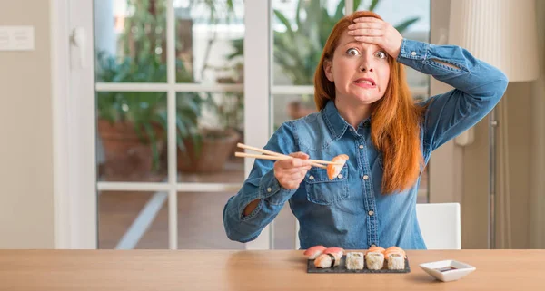 Mulher Ruiva Comendo Sushi Usando Pauzinhos Estressados Com Mão Cabeça — Fotografia de Stock