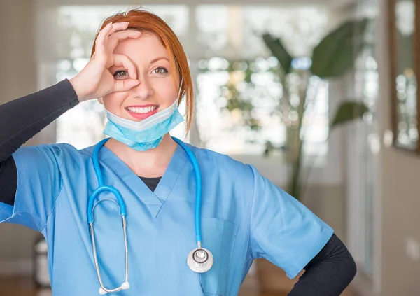 Medico Donna Professionale Con Stetoscopio Con Viso Felice Sorridente Facendo — Foto Stock