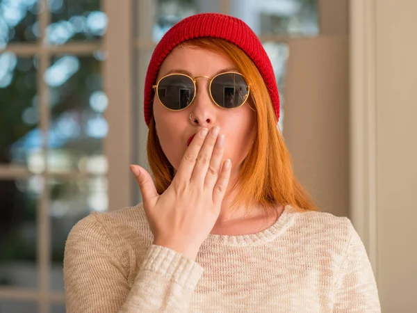 Stylische Rothaarige Frau Mit Wollmütze Und Sonnenbrille Bedeckt Mund Mit — Stockfoto