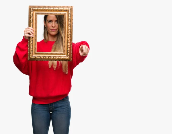 Mooie Jonge Vrouw Bedrijf Vintage Frame Met Vinger Wijzen Naar — Stockfoto