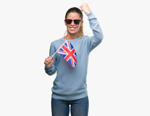 Όμορφη Νεαρή Γυναίκα Κρατώντας Σημαία Ηνωμένου Βασιλείου Ενοχλημένος Και Απογοητευμένοι — Φωτογραφία Αρχείου