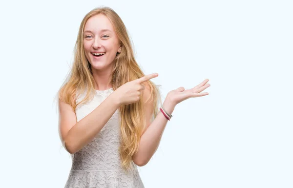 Mulher Adolescente Loira Muito Feliz Apontando Com Mão Dedo — Fotografia de Stock