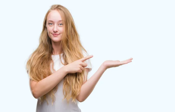Rubia Adolescente Mujer Muy Feliz Señalando Con Mano Dedo — Foto de Stock
