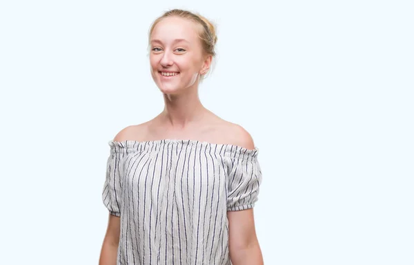Blond Tonåring Kvinna Som Bär Bulle Med Ett Glatt Ansikte — Stockfoto