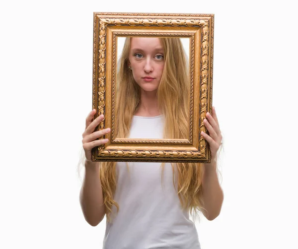 Blond Dospívající Žena Držící Vintage Rám Umění Výrazem Věří Inteligentní — Stock fotografie