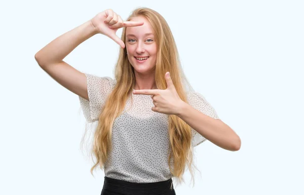 Rubia Adolescente Mujer Usando Topos Camisa Sonriente Haciendo Marco Con — Foto de Stock