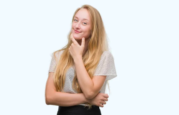 Adolescente Blonde Portant Une Chemise Taupe Regardant Avec Confiance Caméra — Photo