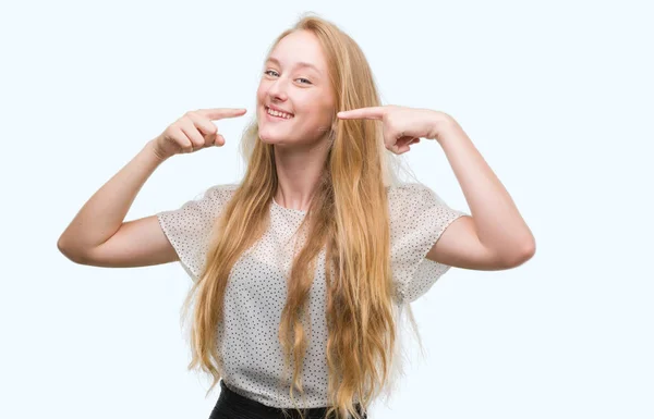 Blonde Teenagerin Mit Maulwurfshemd Selbstbewusst Lächelnd Und Mit Fingern Zähne — Stockfoto