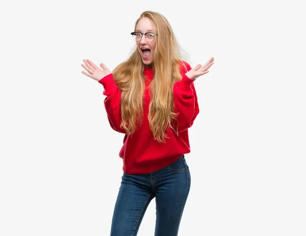 Adolescente Blonde Portant Pull Rouge Célébrant Folie Étonnée Pour Succès — Photo